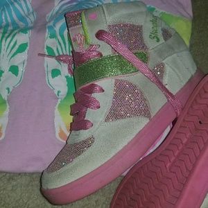 High top tennis shoe and colorful shirt